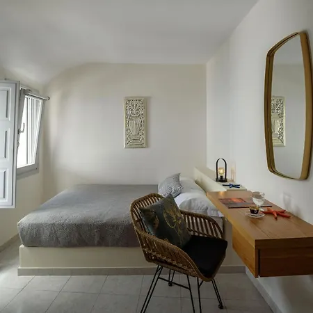 Strogili Aparthotel Oia (Santorini)