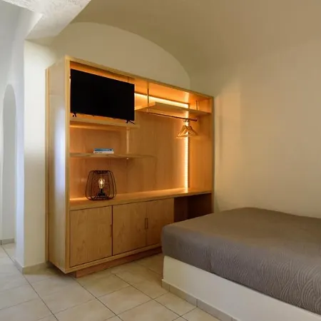 Strogili Aparthotel Oia (Santorini)