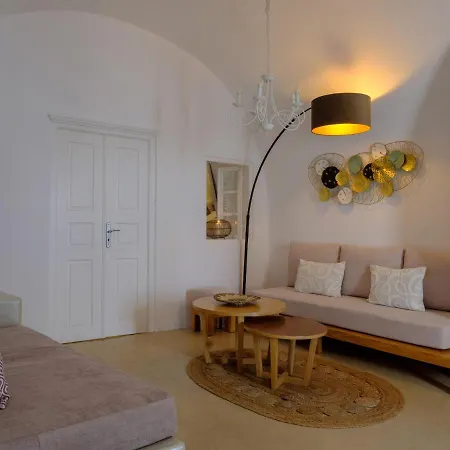 Strogili Aparthotel Oia (Santorini)