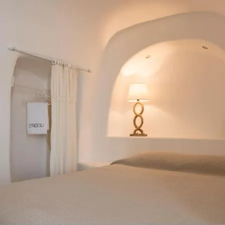 Strogili Aparthotel Oia (Santorini)