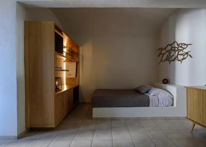 Strogili Aparthotel Oia (Santorini)